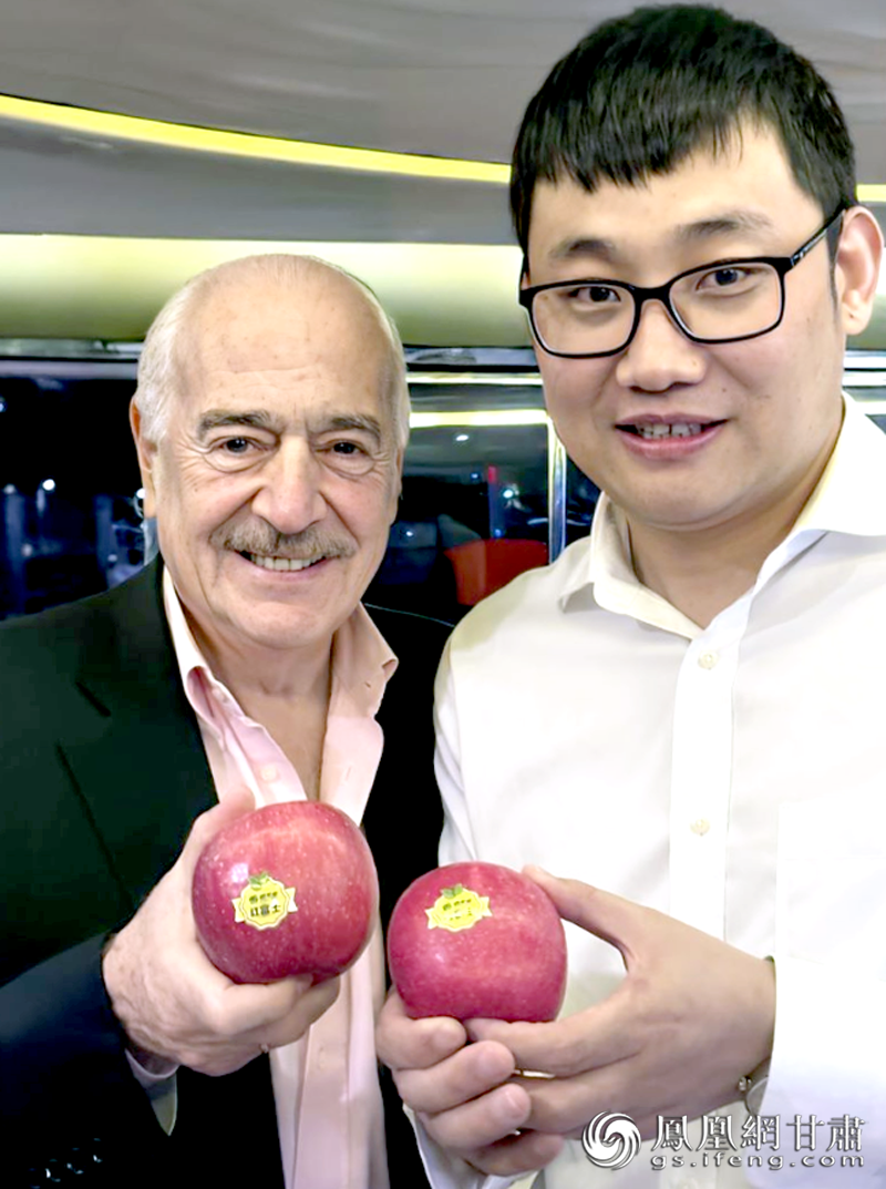 哥伦比亚前总统安德烈斯&middot;帕斯特拉纳&middot;阿朗戈（左）对静宁苹果表现出极大兴趣 静宁县委宣传部供图