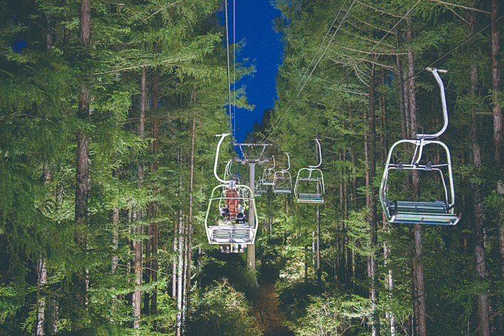 净月潭国家级风景名胜区以科技化的灯光彩化等升级景区，让夜间的林海更美丽。