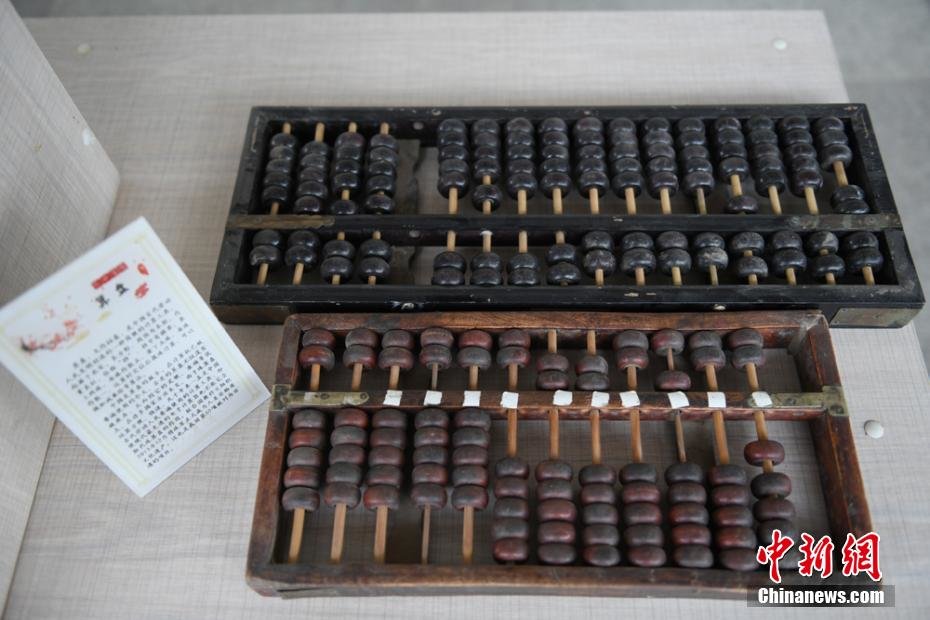 图为乡村农耕博物馆里展示的算盘