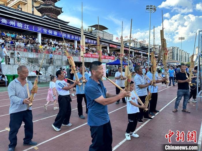 图为贵州“村超”现场，村民吹起芦笙曲为本村球队加油助威。袁超 摄