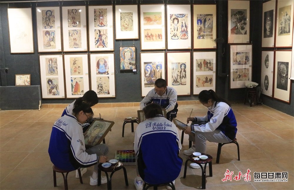 学生绘制泥版画