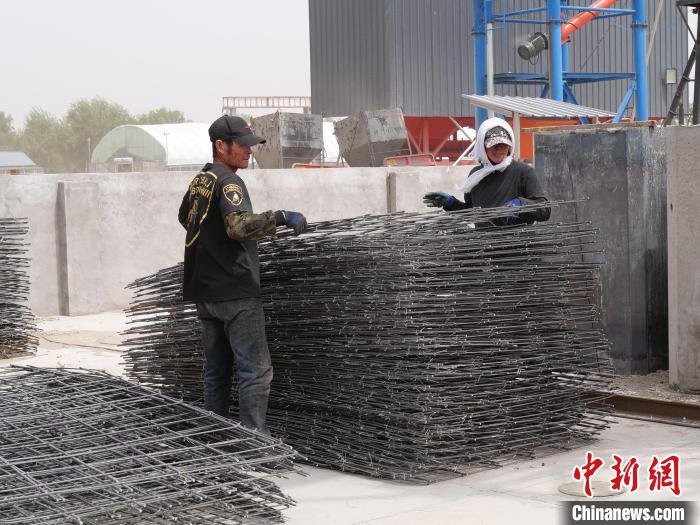 图为宋玉梅(右)在工作。　胡建华 摄