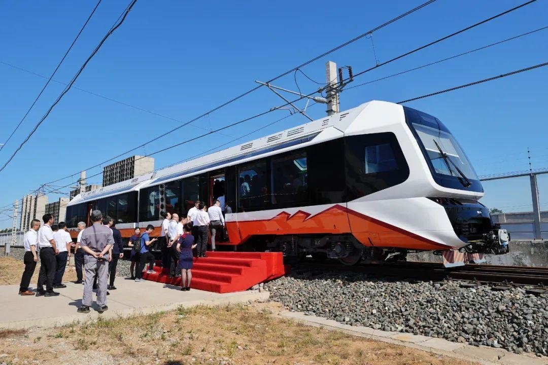 图为“唐山造”新能源轻轨列车正式下线。