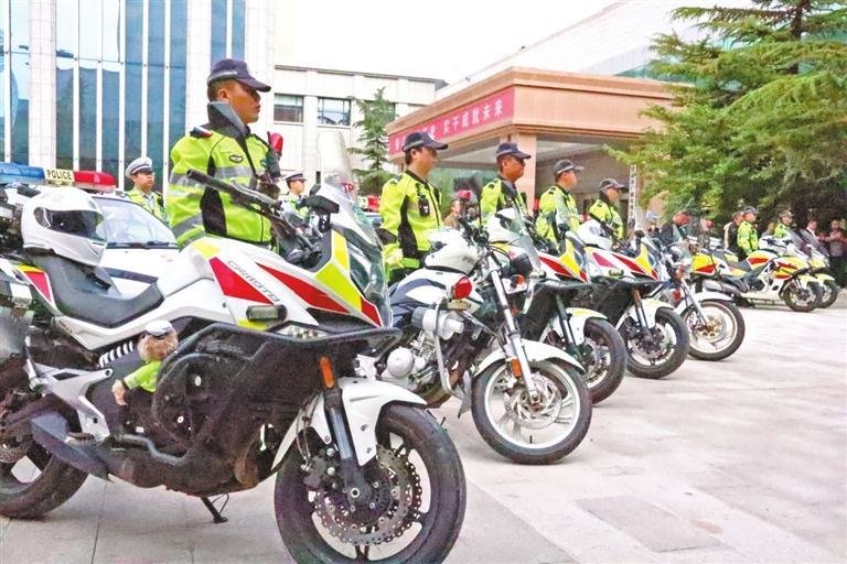 依托铁骑设立的护考小分队 奔流新闻·兰州晨报记者 张秀芸 摄