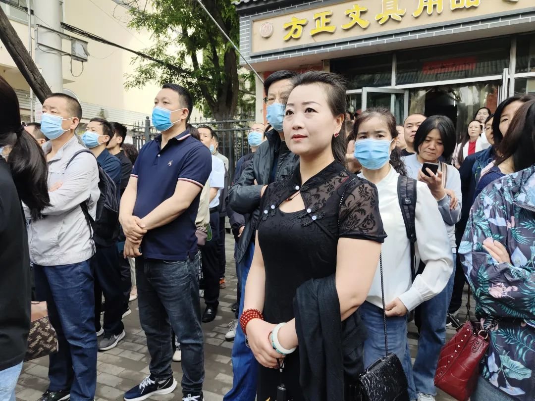 西北师大附中考点等待考生的家长