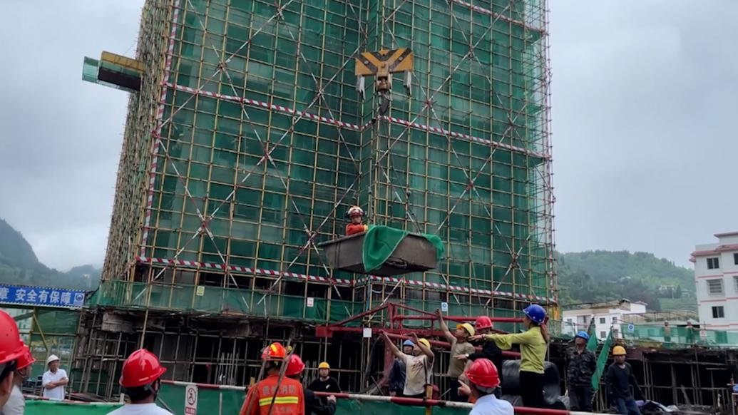 塔吊师傅被困百米塔吊出现晕厥，消防护送到地面