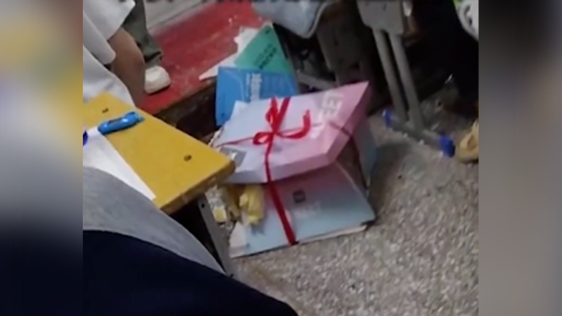 高三学生买蛋糕庆祝被纪律老师砸坏，学校：有规定不允许在校吃蛋糕