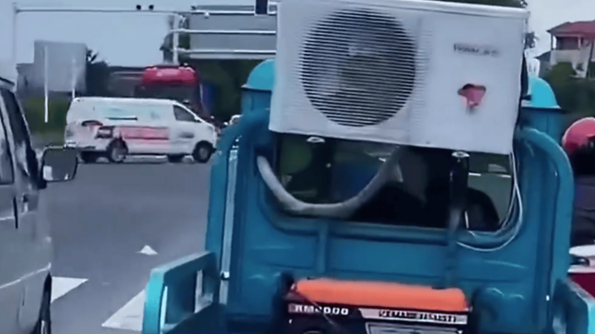 车主为三轮车加装“夏天套餐”：家用空调配发电机，网友：这是顶配版三蹦子