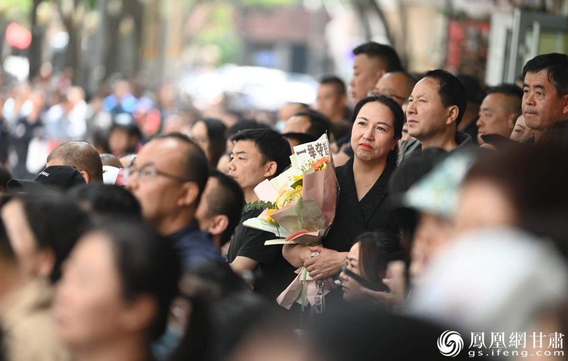 家长手捧寓意“一举夺魁”的向日葵，“花”式助考送祝福。李德宇 摄