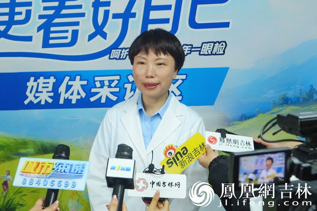 爱尔眼科医院集团吉林省区副总院长张岩教授接受媒体采访。凤凰网吉林 龙晓宁/摄