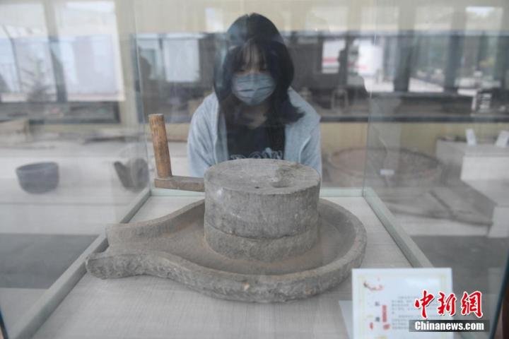 图为游客在乡村农耕博物馆里参观。