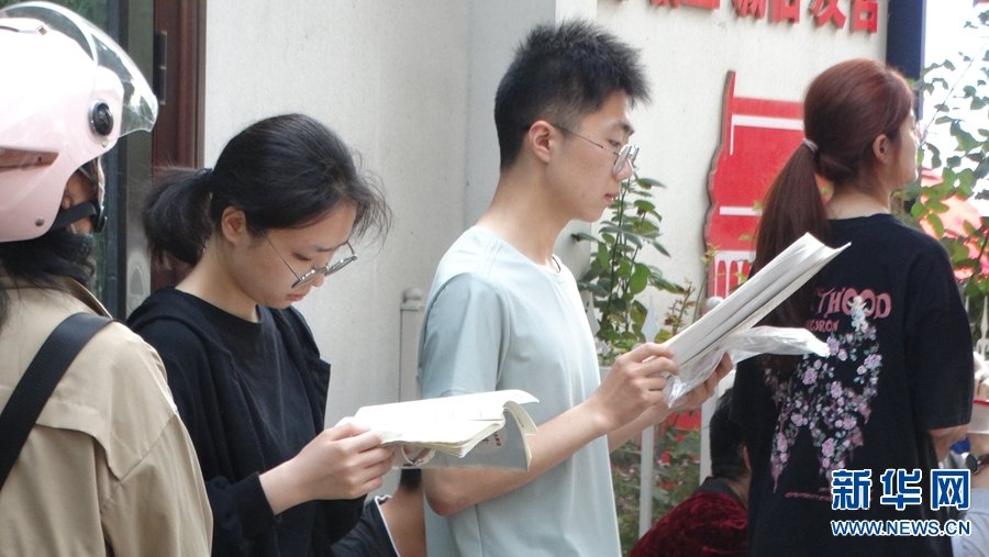6月7日，河南省开封市第五中学考点，考生在进考场前复习。李俊生 摄