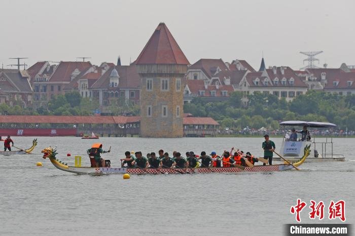 图为参加22人龙舟500米联合对抗赛的台湾、广州联队。