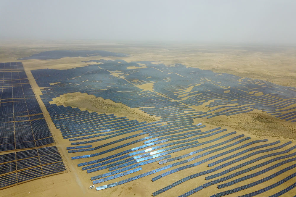 这是6月1日拍摄的武威市凉州区九墩滩光伏治沙示范园区（无人机照片）