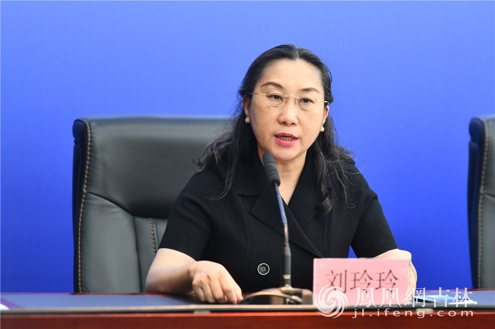 长春市商务局一级调研员刘玲玲介绍“消夏购物节”相关情况。凤凰网吉林 梁琪佳摄