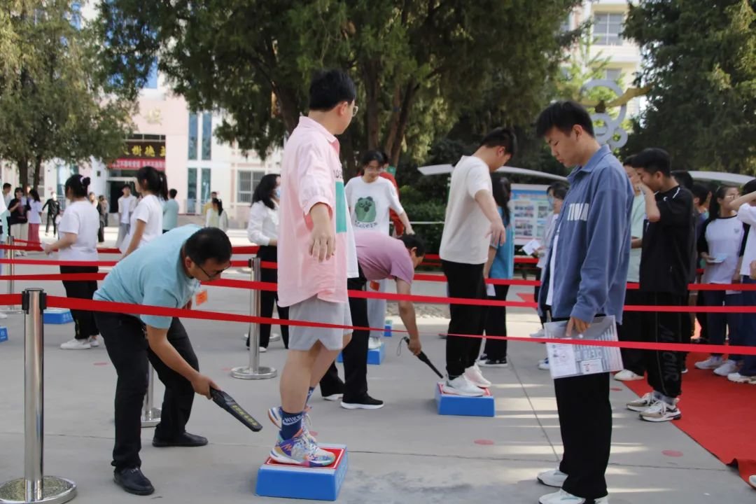 凉州考区考点工作人员完成探测工作