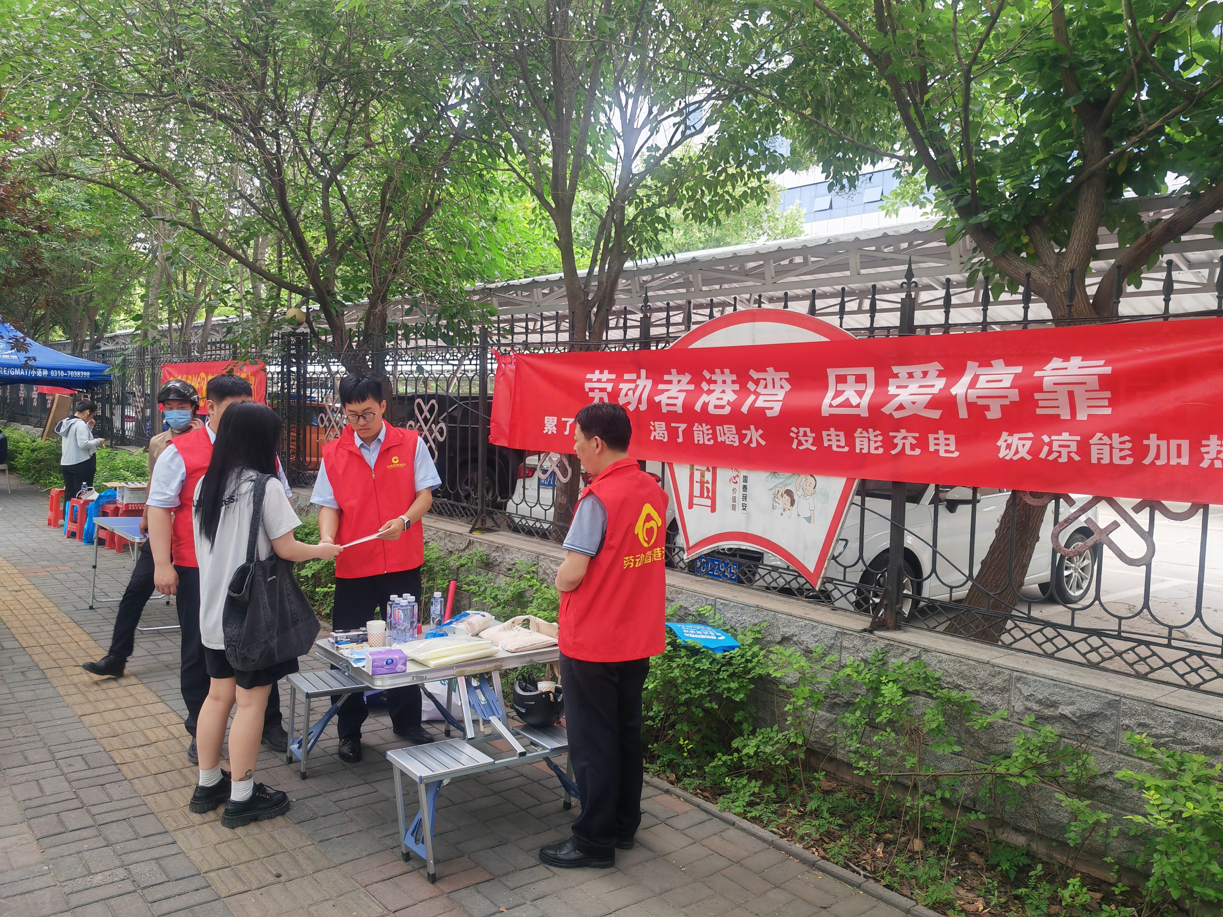 建行邯郸高开区支行在考场外为家长提供服务 摄影者：邱晨昽