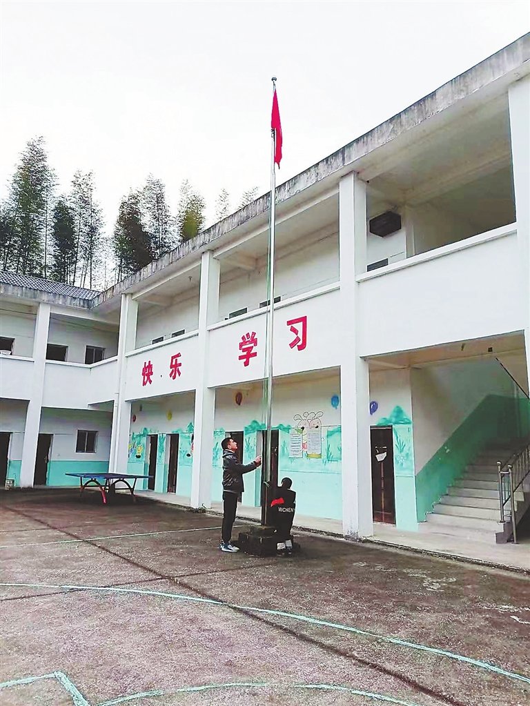 一师一生举行升旗仪式。 受访者供图