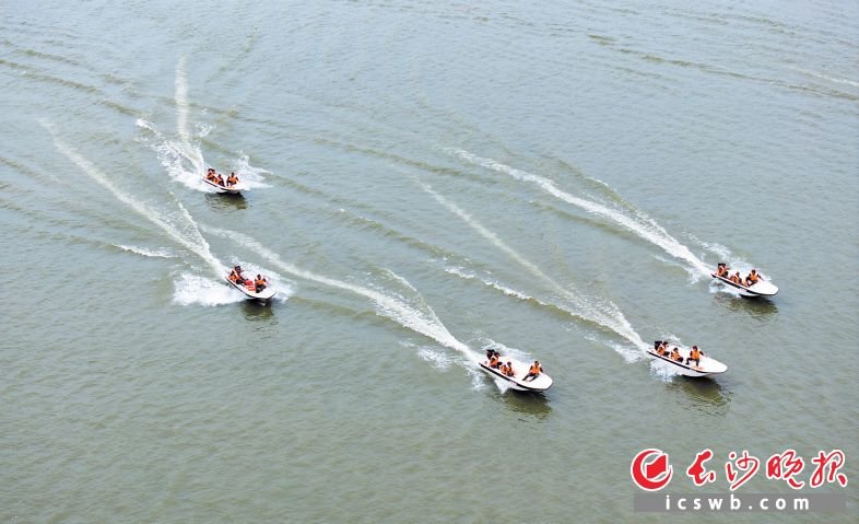 6月5日，武警官兵联合岳麓蓝天救援队队员在望城区千龙湖开展水域救援演练。长沙晚报全媒体记者 邹麟 摄