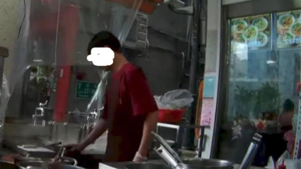 臺灣知名牛肉面店被曝用抹佈水煮面，店傢先是嘴硬否認然後突然停業