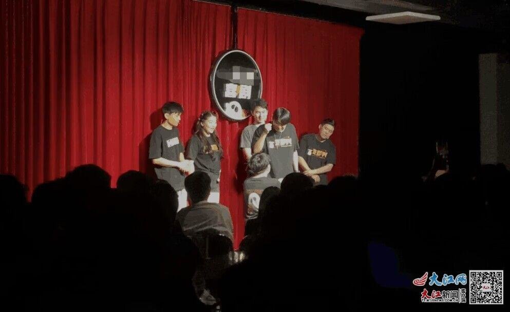 （演出现场观众座无虚席）