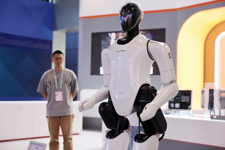 这是5月26日在中关村国家自主创新示范区展示中心拍摄的一款全尺寸人形仿生机器人。新华社记者 张晨霖 摄