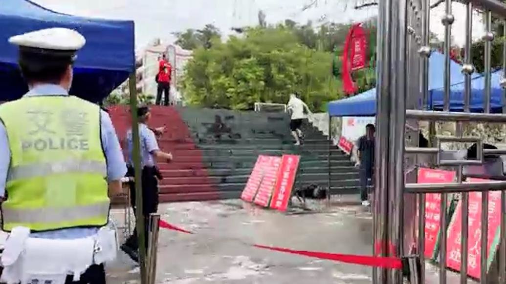 广东一考生跑掉洞洞拖鞋赤脚跑向考场，民警捡到送还