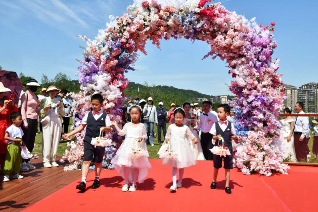 11对新人情定浮山!青岛市新时代文明实践集体婚礼举行