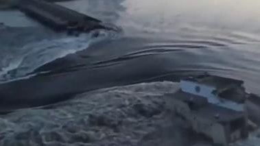 赫尔松卡霍夫卡大坝被炸，视频曝光