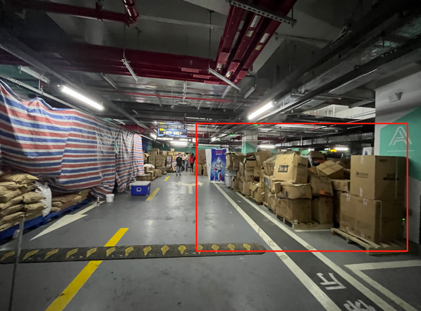 ▲商场货物堆积在人防工程区域