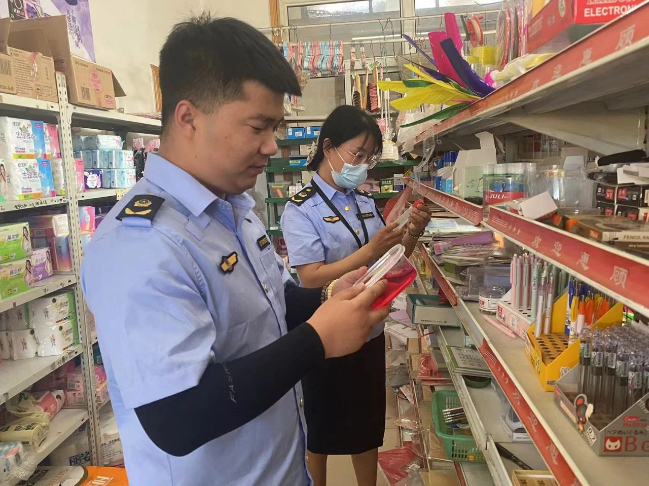 鹿泉区市场监督管理局执法人员对考点周边文具店进行监督检查