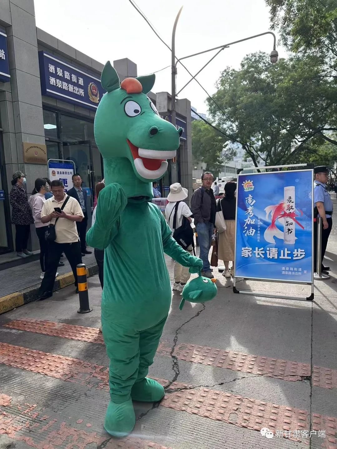 兰州一中考点外，甘博文创“马踏飞燕”为考生加油，祝福考生“马到成功”。