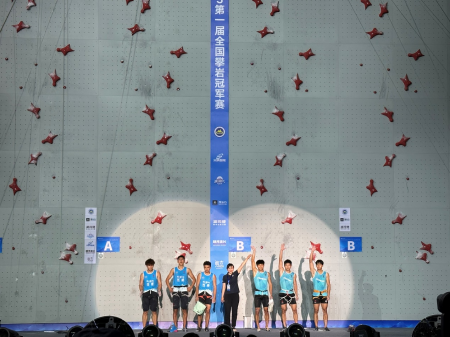 学校男子速度接力队在淘汰赛中战胜西藏速度接力队