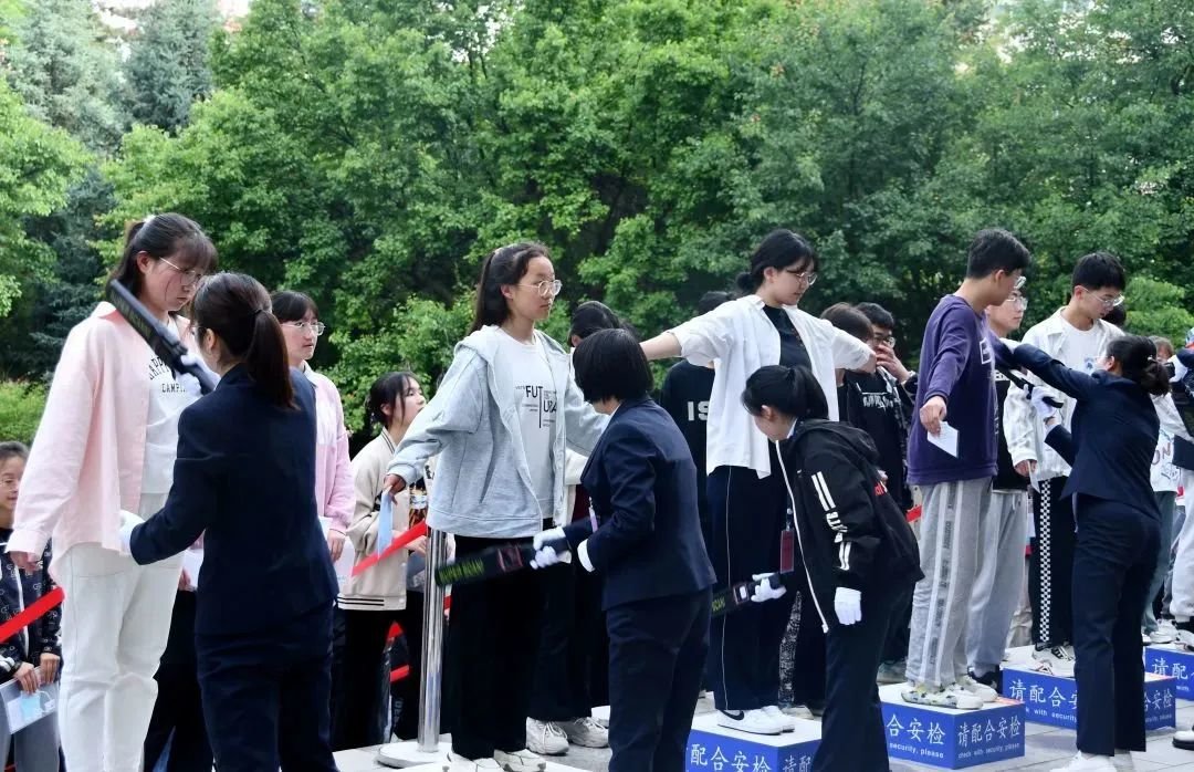 通渭县的考生们带着满满的自信排队入场