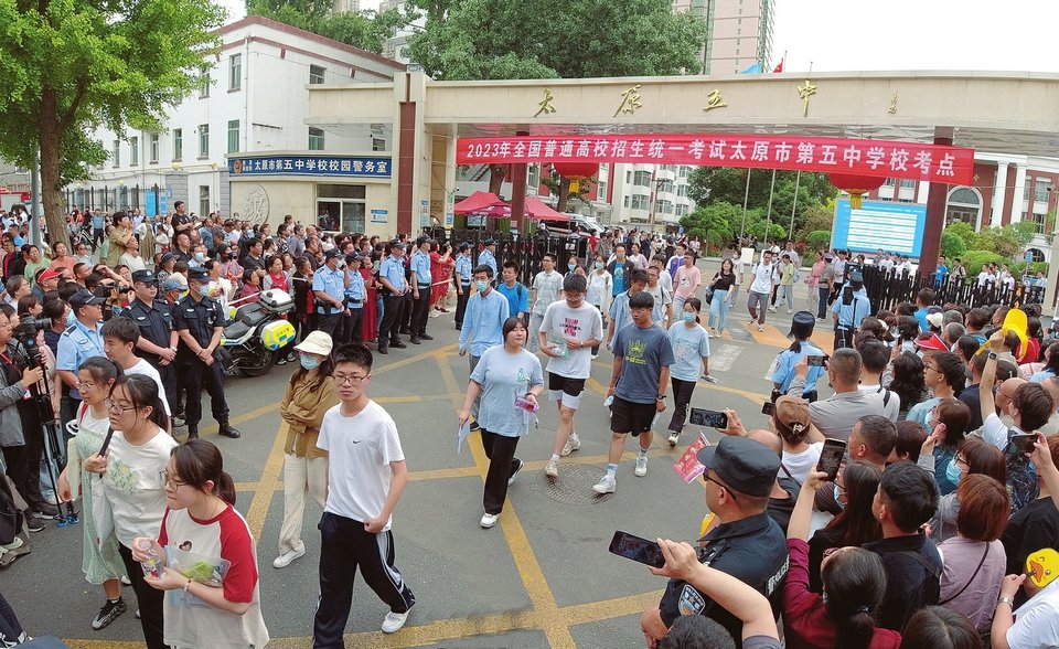 6月7日下午，2023年全国普通高校招生统一考试太原五中考点，完成数学考试后考生走出考场。山西日报记者 李兆民 摄