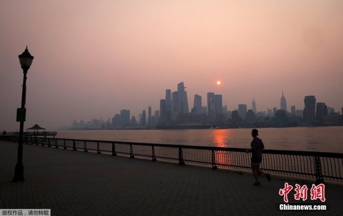 图为当地时间6月7日，美国纽约笼罩在烟雾中。