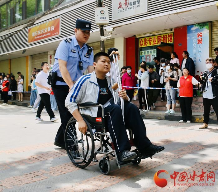 民警帮助考生走出考场