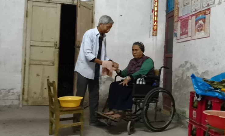 陈受荣：19年如一日悉心照料瘫痪妻子