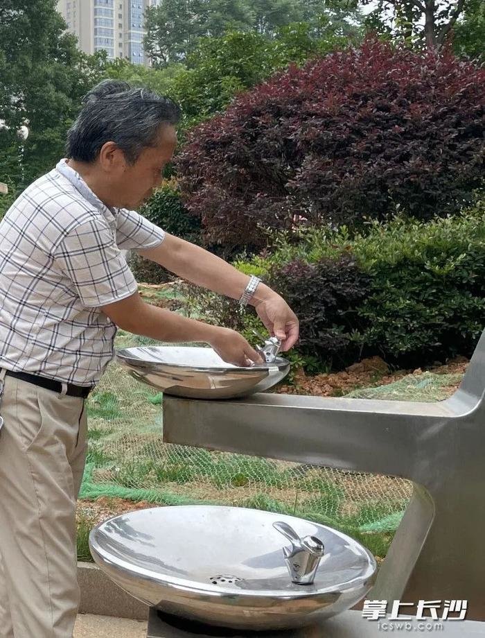 一位市民去尝试,摁下按钮,并没有水出来。