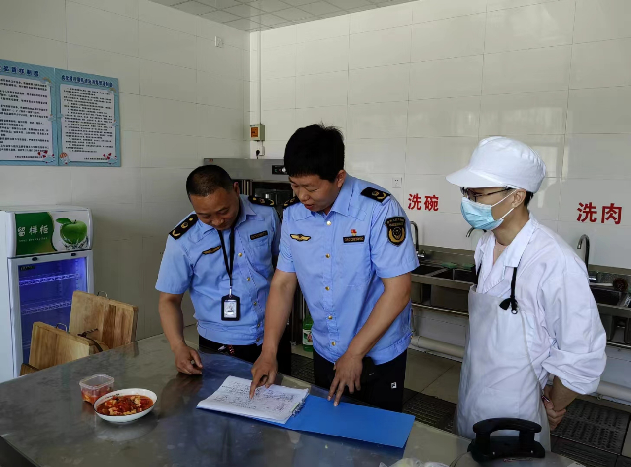 鹿泉区市场监督管理局执法人员对学校食堂进行监督检查