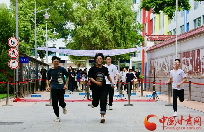 考试结束，考生飞奔出考场。