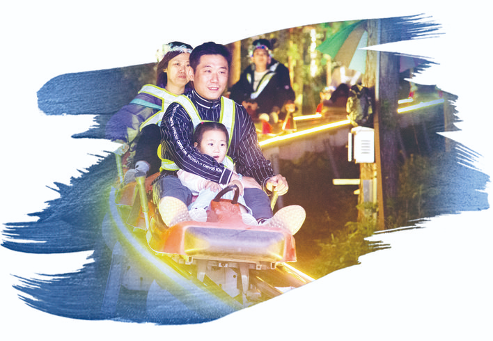 乘坐升级后的“时光隧道”穿行在林海间，仿佛在科技感十足的时空中穿梭。