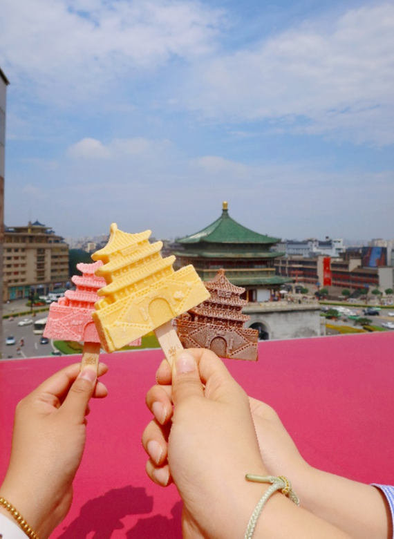 开元商城的网红观景平台在近期推出了钟楼打卡专用小雪糕