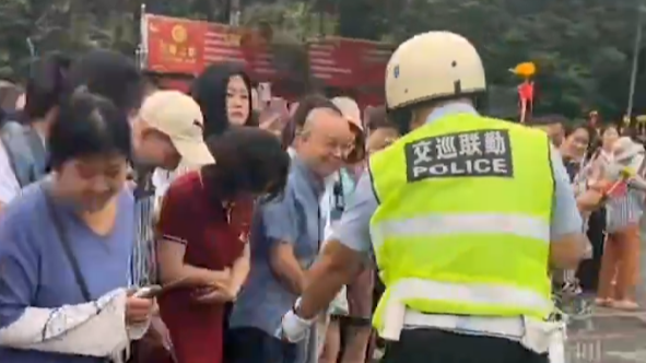 “985的家长们请往边上站”！高考考点外交警机智指挥，家长们乐呵呵地后退