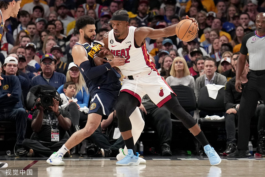 热火主场迎战勇士阿德巴约内线发威克莱外线失准