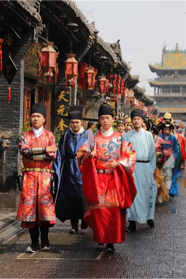 身着传统服饰在古城巡游（资料图）