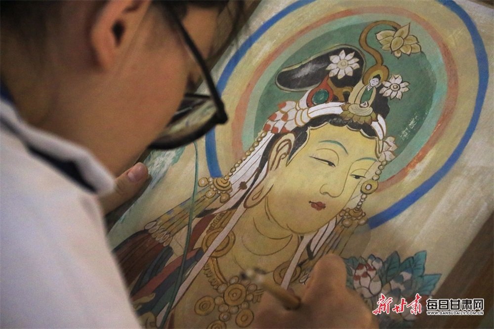 学生绘制泥版画