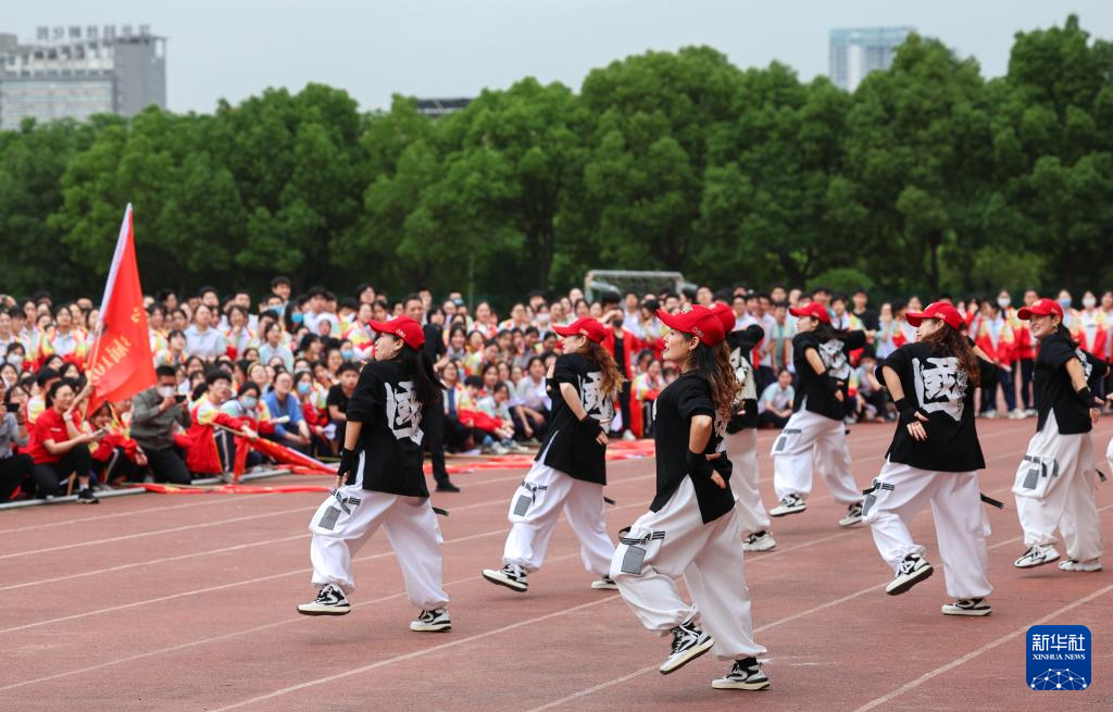 湖北襄阳五中高三学生的家长为学生表演舞蹈。新华社发（杨东摄）