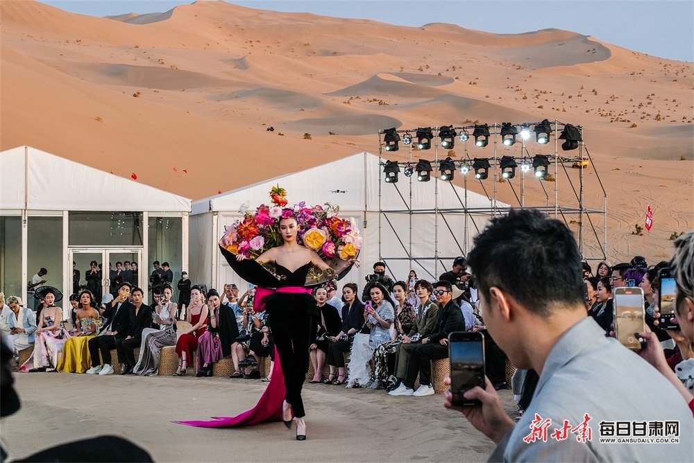 6月1日，陈采尼敦煌沙漠时装秀活动场景。