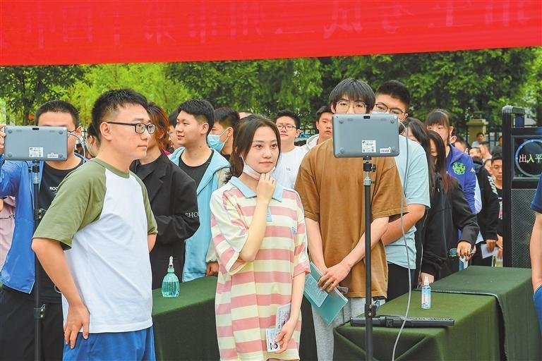 &nbsp; &nbsp; 6月6日，全国普通高等学校招生考试兰州市第十四中学考点向考生开放“踩点”，考生提前熟悉考点位置、乘车路线、考试环境和安检流程等。 新甘肃&middot;甘肃日报记者 冯乐凯